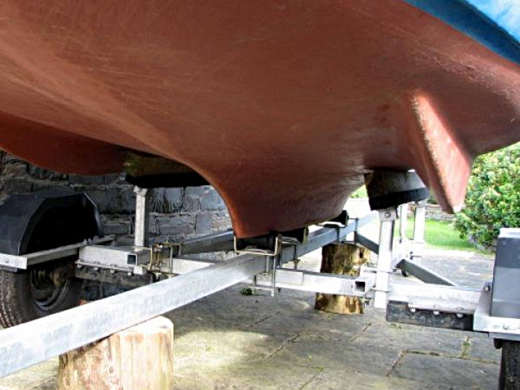 Trailer with internal bilge fin supports